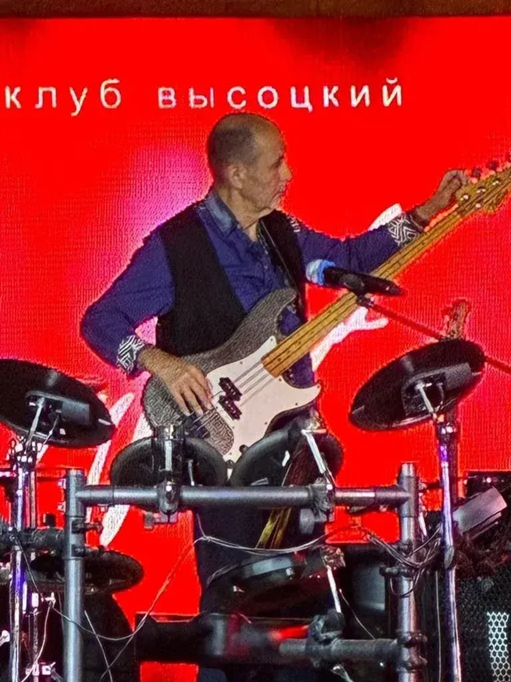 Виктор (бас-гитара)